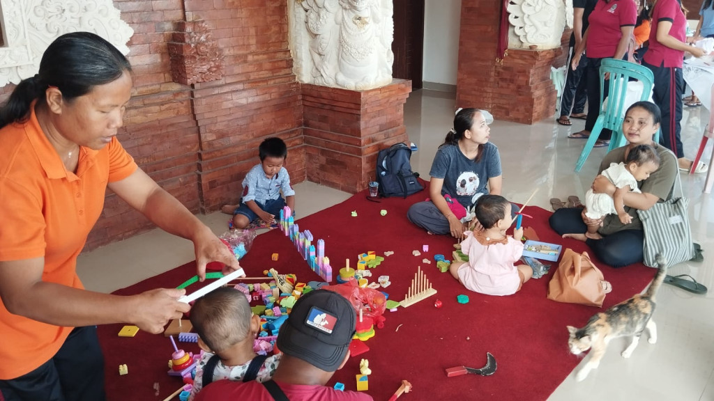Giat posyandu Balita dan BKB  di br dinas dajan peken berjalan lancar, menyerahkan PMT dari pemerintahan desa  , yg di hadiri oleh KBS mengwitani